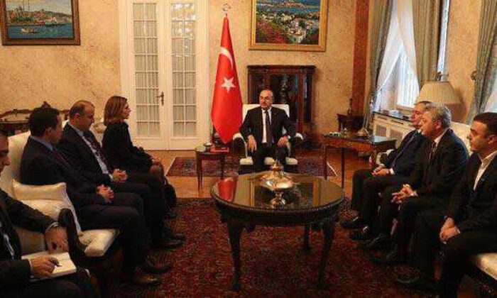 Dışişleri Bakanı Çavuşoğlu, Romanya’da Türk iş dünyası temsilcileri ile görüştü