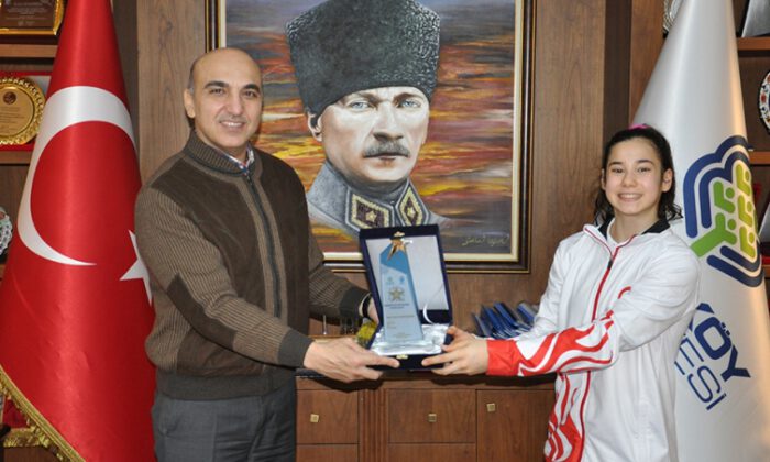 Bülent Kerimoğlu’dan şampiyon Derin Tanrıyaşükür’e ödül