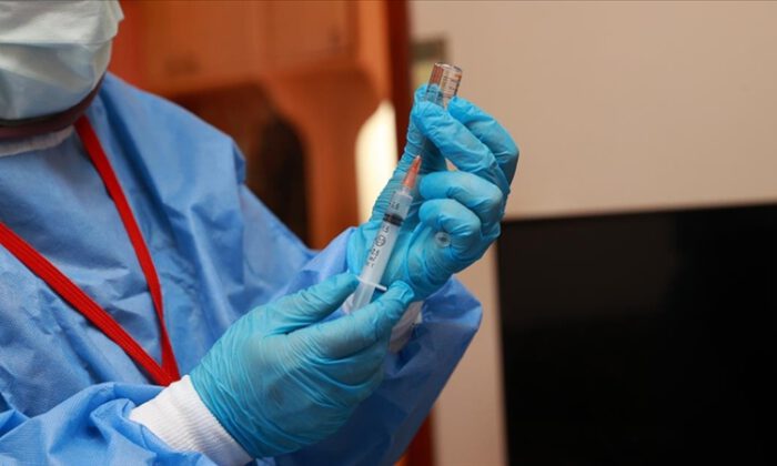Kovid-19 aşısı yapılan kişi sayısı 1 milyonu geçti