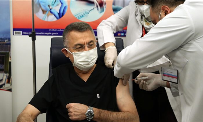 Cumhurbaşkanı Yardımcısı Oktay da Kovid-19 aşısı oldu