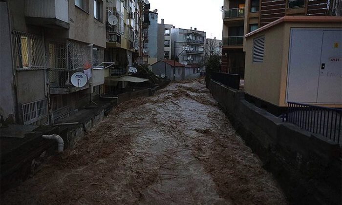 İzmir’de sağanak sel ve su baskınlarına neden oldu