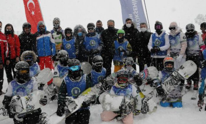 Çocukların Uludağ’da kayak ve snowboard heyecanı