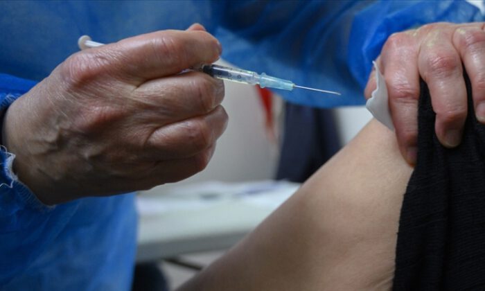 300 bin turizm çalışanına Kovid-19 aşısı uygulandı