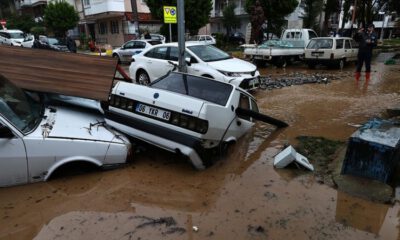 İzmir’de şiddetli yağışın yol açtığı zarar büyüyor