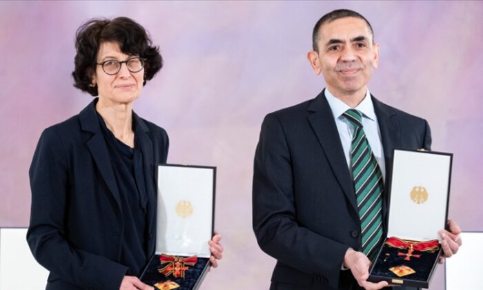 Prof. Dr. Uğur Şahin ve eşi Dr. Özlem Türeci’ye Almanya’da liyakat nişanı verildi