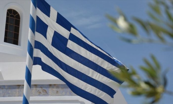 Yunan ekonomisi yüzde 8,2 küçüldü