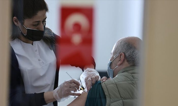 Türkiye’de 2 doz aşı yaptıranların sayısı 10 milyonu geçti