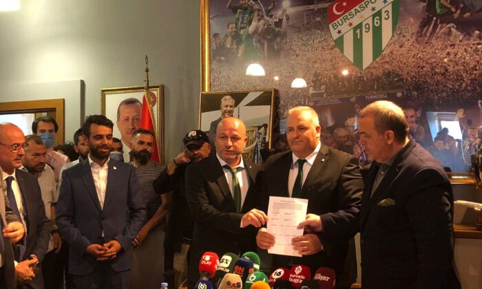 Bursaspor’un yeni başkanı Hayrettin Gülgüler mazbatasını aldı