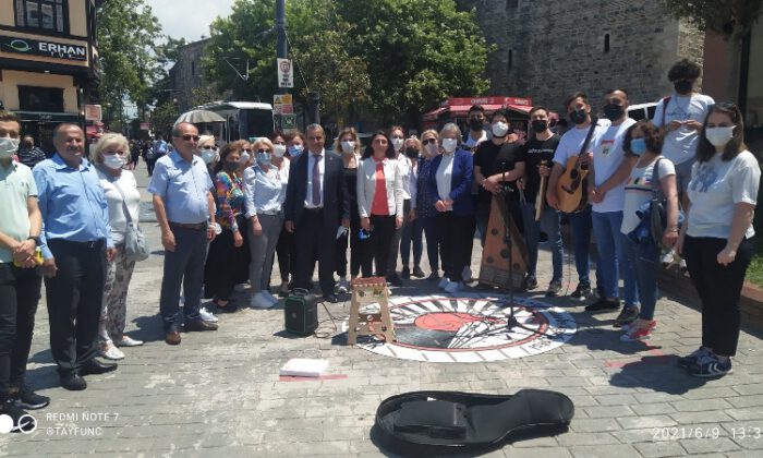 CHP Bursa Kadın Kolları, müzisyenlerin yanında…