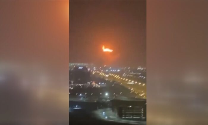 Dubai Limanı açıklarında bir gemide şiddetli patlama