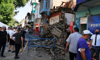 Mudanya’da kullanılmayan ahşap bina çöktü