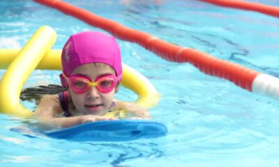 Bursa’da çocuklara portatif yüzme havuzları ile yüzme eğitimi