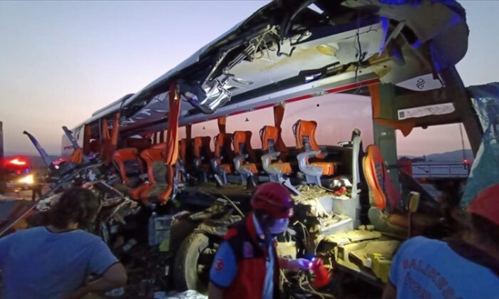 Manisa’da feci kaza: 9 kişi öldü, 30 yaralı