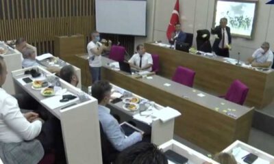 Tanju Özcan, AKP’li meclis üyelerine çay fırlattı