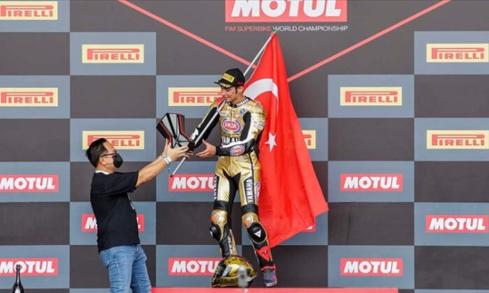 Milli motosikletçi Toprak Razgatlıoğlu, dünya şampiyonu
