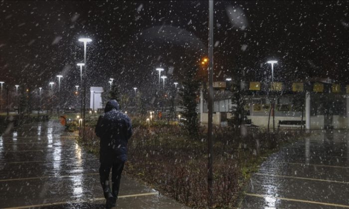 Başkentin yüksek kesimlerine mevsimin ilk karı düştü