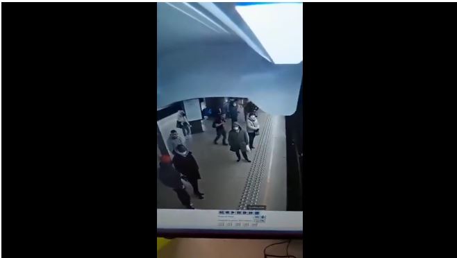 Tren bekleyen kadını raylara itti!