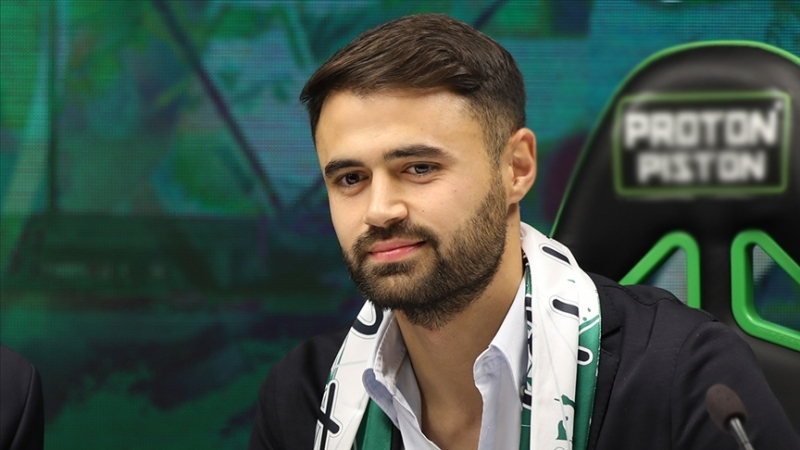 Konyasporlu milli futbolcu Ahmet Çalık trafik kazası kurbanı…