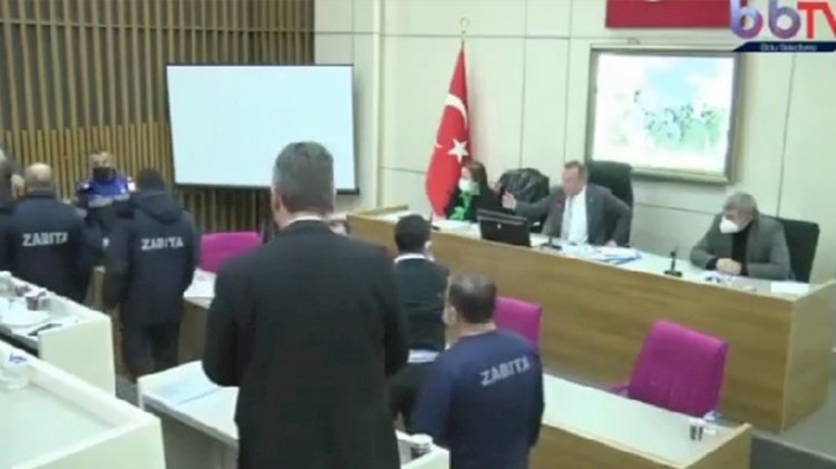 Tanju Özcan, zabıta çağırıp AKP’li üyeyi salondan attırdı!