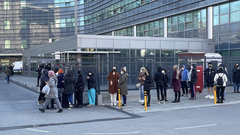 Omicron, aşı ve PCR test kuyrukları oluşturdu