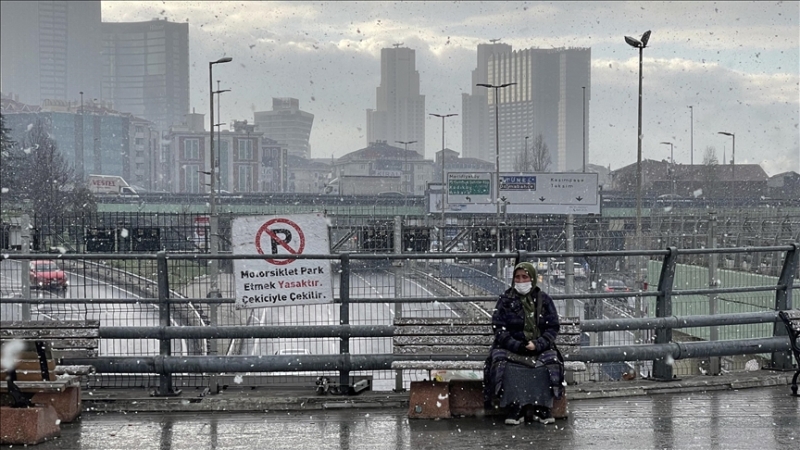 İstanbul’da kar yağışı başladı, deniz seferleri iptal