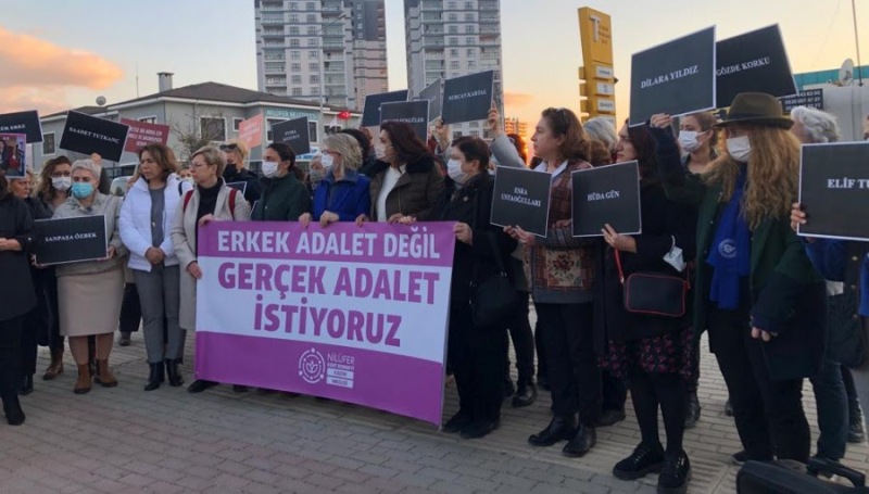 Bursa’da kadınlar, ‘öldürülen kadınlar’ için sahaya indi