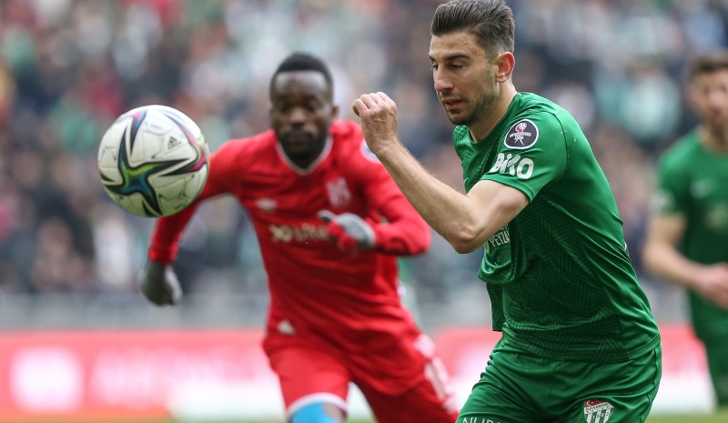 Bursaspor evinde kazandı, nefes aldı: 2-1