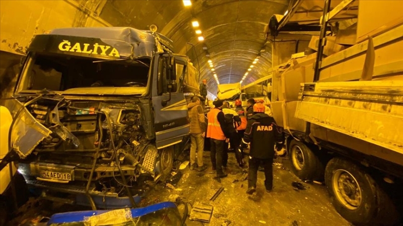 Bolu Dağı Tüneli’nde zincirleme kaza: 30 kişi yaralandı