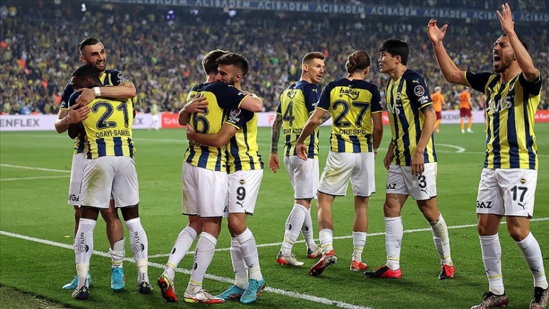 Derbide Fenerbahçe, Galatasaray’ı 2 golle geçti