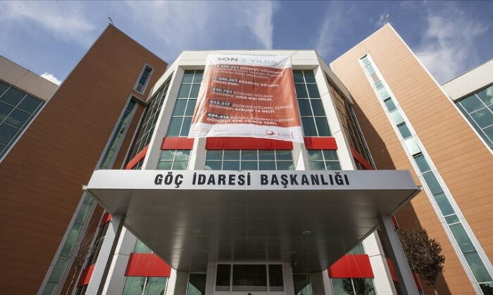 Göç İdaresi Başkanlığından pankartlı bilgilendirme