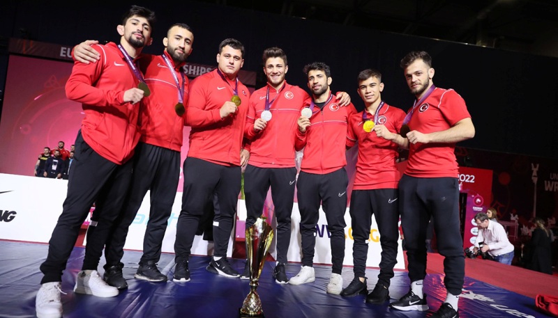 Milli güreşçiler, Budapeşte’de ilkleri başardı