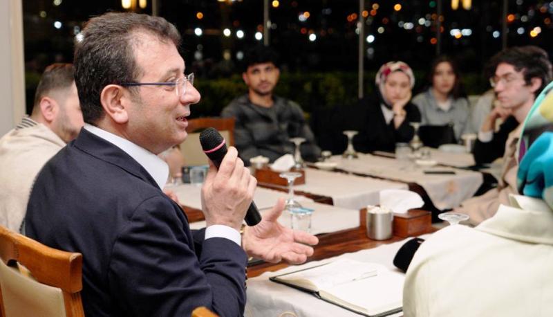 İBB Başkanı İmamoğlu’ndan 28 gençle çay sohbeti