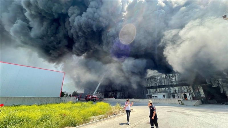 Bursa’da fabrika yangınında dumanlar gökyüzünü kapladı
