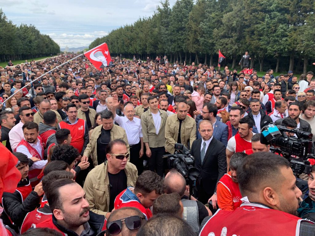 CHP lideri Kılıçdaroğlu, gençlerle Anıtkabir’e yürüdü