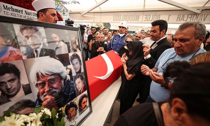 Usta oyuncu Cüneyt Arkın son yolculuğuna uğurlandı