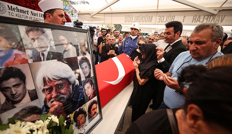 Usta oyuncu Cüneyt Arkın son yolculuğuna uğurlandı