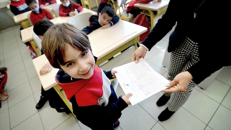 Okullarda yarın yaz tatili için ‘karne zili’ çalacak