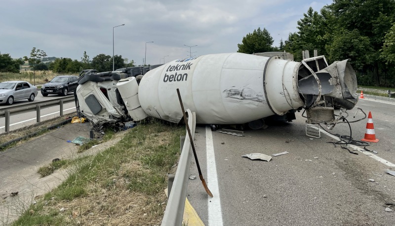 Bursa’da beton mikseri otomobilin üstüne devrildi: 4 ölü