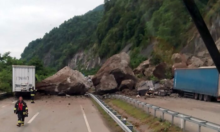 Artvin’de heyelan: Tırların üzerine kaya düştü, 1 kişi öldü
