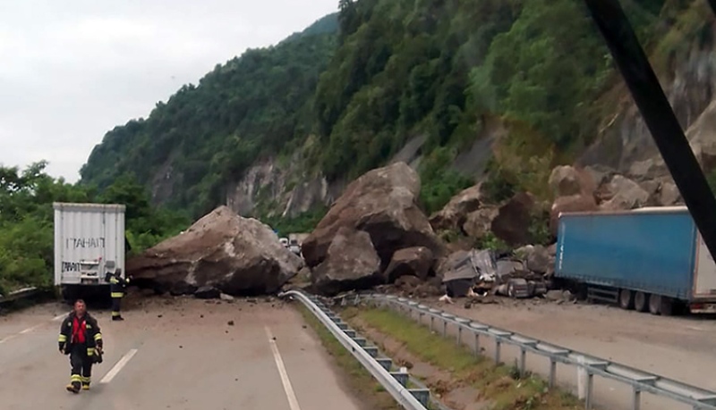 Artvin’de heyelan: Tırların üzerine kaya düştü, 1 kişi öldü
