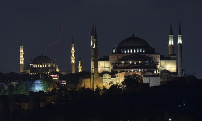 15 Temmuz’un yıl dönümünde camilerden sela okundu