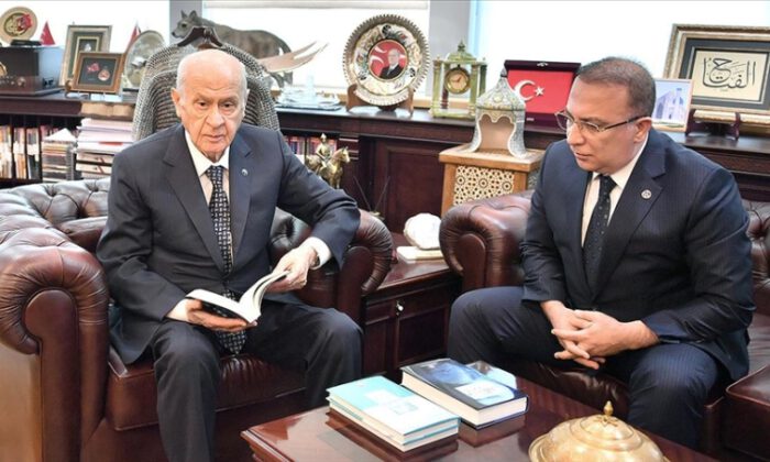 Bahçeli, MHP’nin hazırlattığı 2 kitabı tanıttı