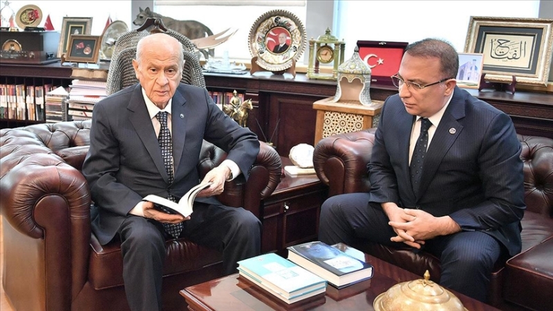 Bahçeli, MHP’nin hazırlattığı 2 kitabı tanıttı