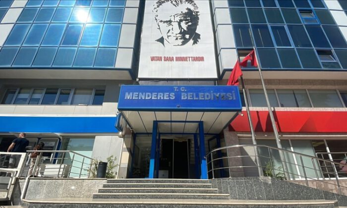 Menderes Belediye Başkanı Kayalar, gözaltına alındı