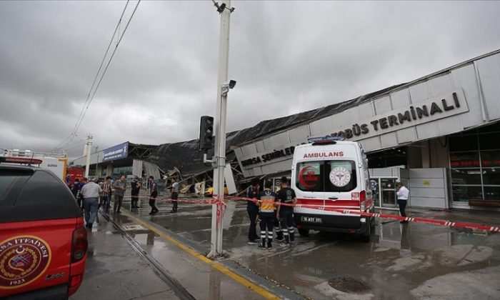 Bursa’da otobüs terminalinin çatısı çöktü