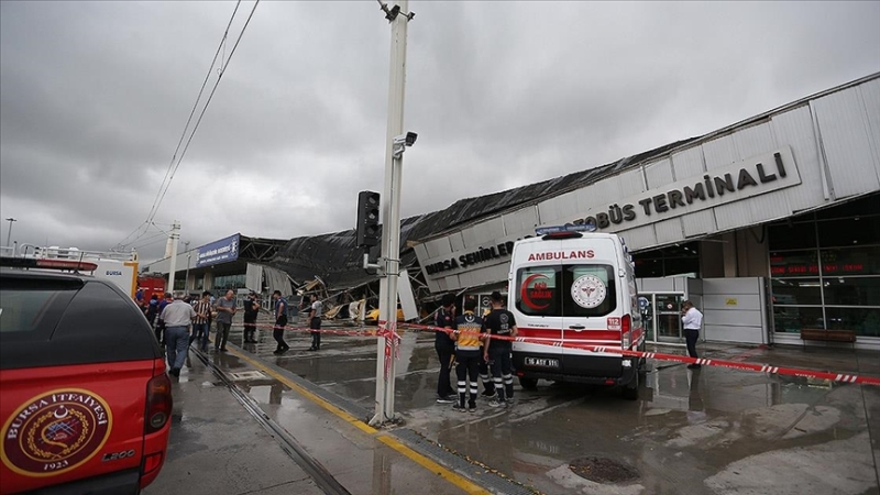 Bursa’da otobüs terminalinin çatısı çöktü