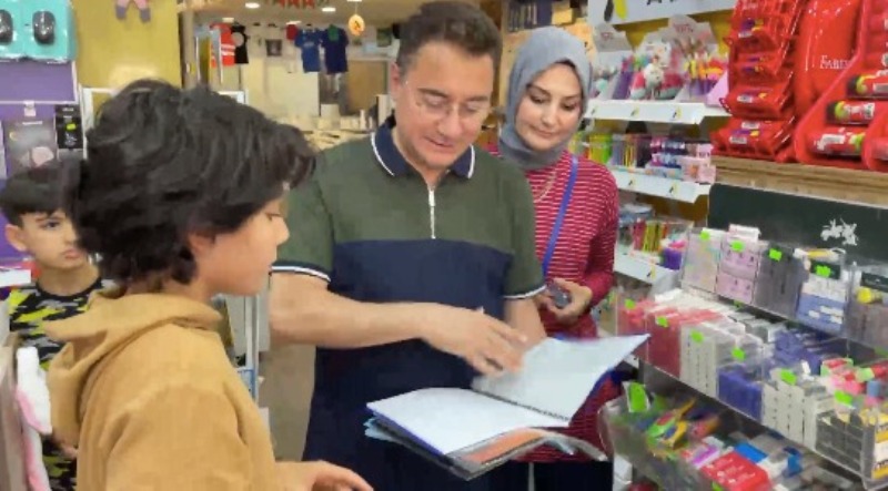 Babacan ve oğlu kırtasiye alışverişinde…