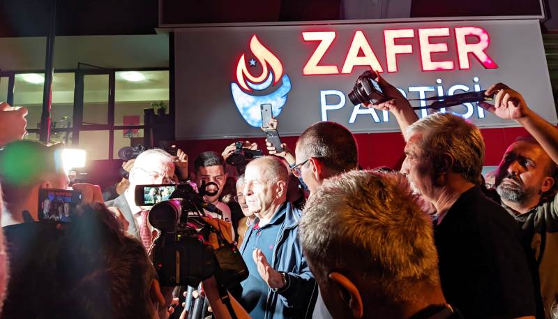 Zafer Partisi Genel Merkezi’ne asılan ‘Yerli ve Milli Escobar’ pankartına polis baskını