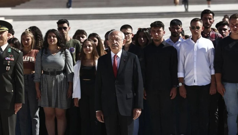 CHP heyeti 99. yılında 99 gençle Anıtkabir’i ziyaret etti