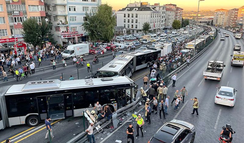 İstanbul Avcılar’da 4 metrobüs çarpıştı: 85 yaralı